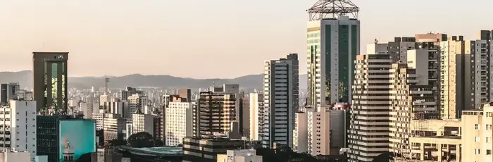 Skyline de uma cidade com prédios modernos